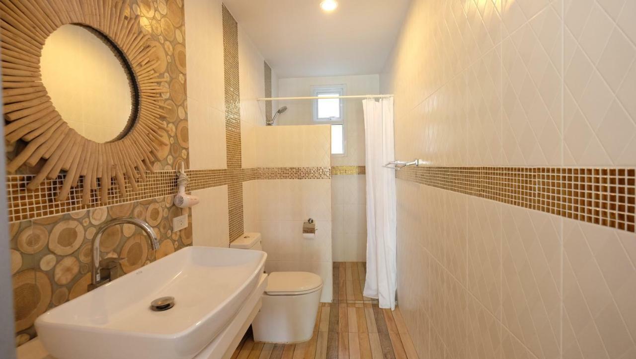 Padel Phangan Suite Чалоклам Экстерьер фото